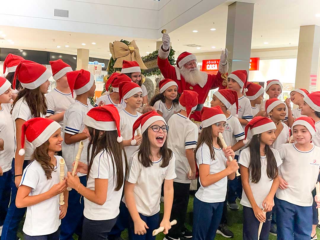 Estudantes do 4º ano encantam público em emocionante Cantata de Natal no Santana Parque Shopping