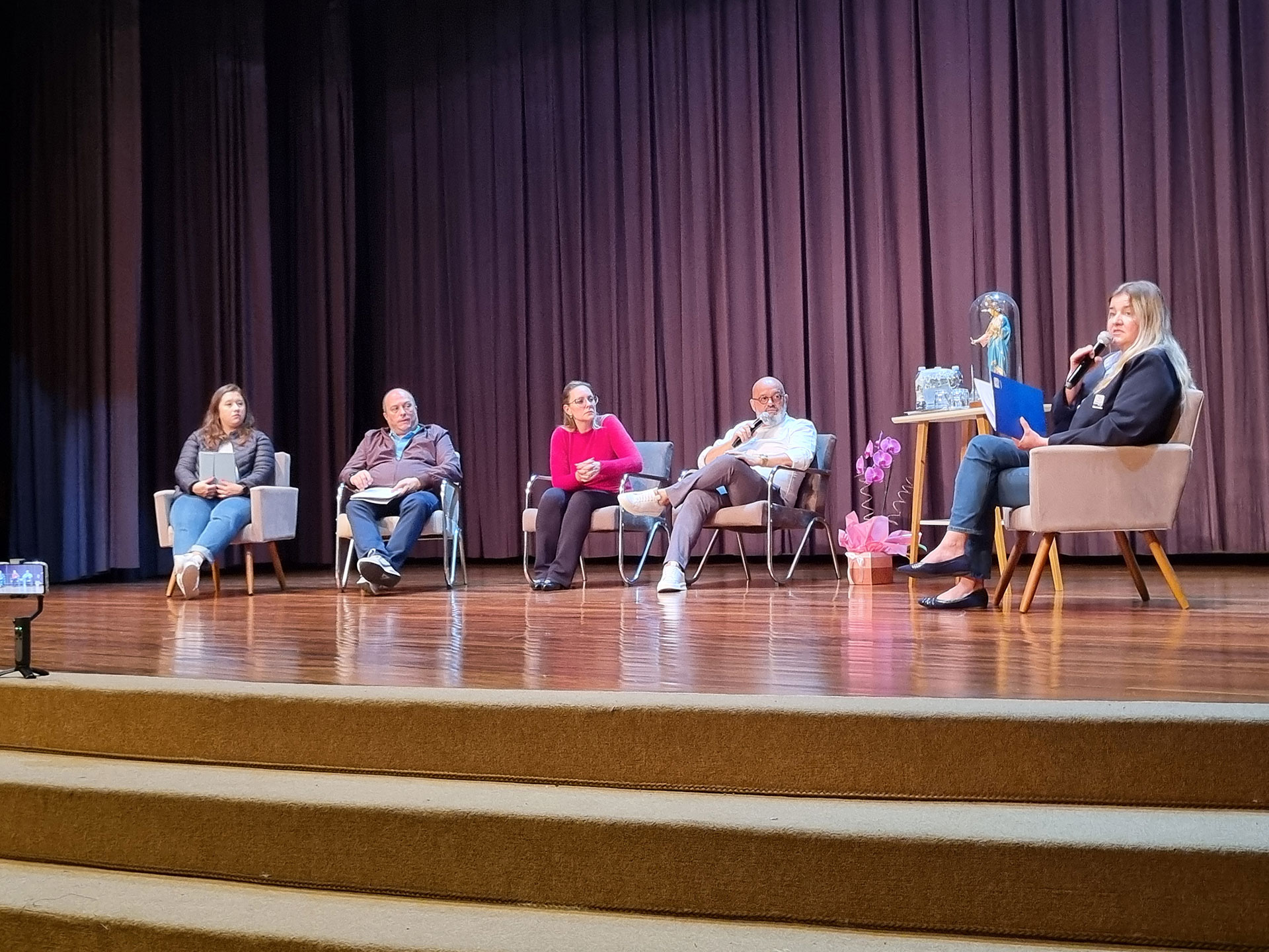 Instituto Madre Mazzarello promove Mesa Redonda “Entre Likes e Riscos – O que os pais precisam saber sobre o mundo digital dos filhos”